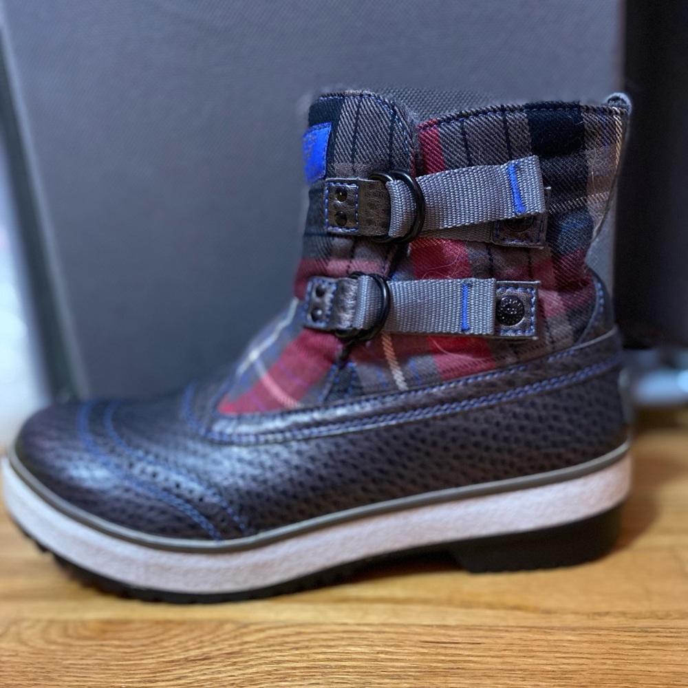 Uggs womens waterproof winter boots size 7 NEVER WORN.